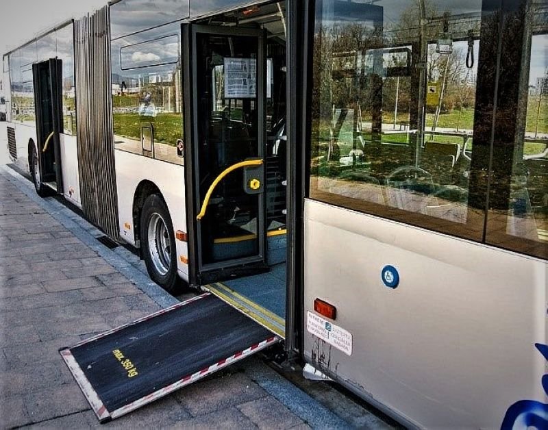 Opremljeni avtobusi s klančino za invalide