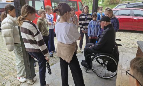 Topli odtenki jesenskih barv nanešeni na bela slikarska platna Topli odtenki jesenskih barv nanešeni na bela slikarska platna