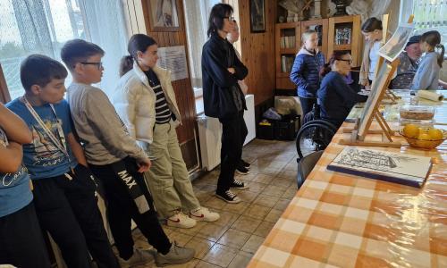 Topli odtenki jesenskih barv nanešeni na bela slikarska platna Topli odtenki jesenskih barv nanešeni na bela slikarska platna