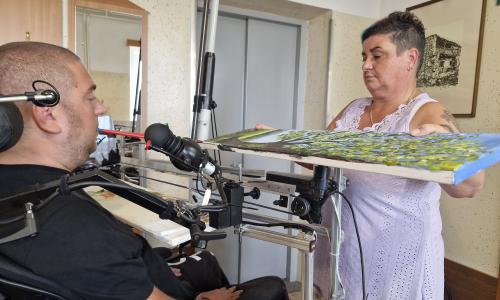 Topli odtenki jesenskih barv nanešeni na bela slikarska platna Topli odtenki jesenskih barv nanešeni na bela slikarska platna