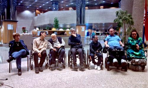 Razstava slikarjev z usti v NUK Zagreb