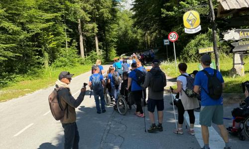 V Kamniški Bistrici smo na Vseslovenskem inkluzijskem pohodu preživeli čudovit dan, poln nasmehov, srčnosti, prijateljstva in nepozabnih doživetij